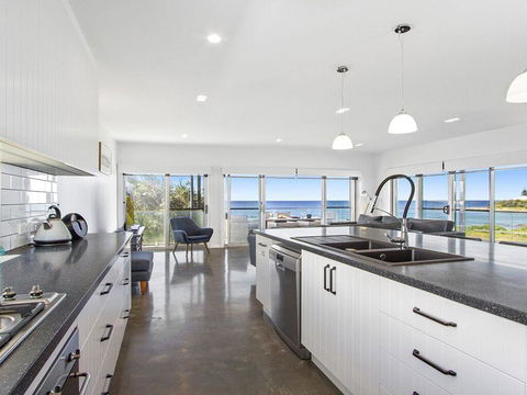 Catalina - Brand New House - Maitland Accommodation 3