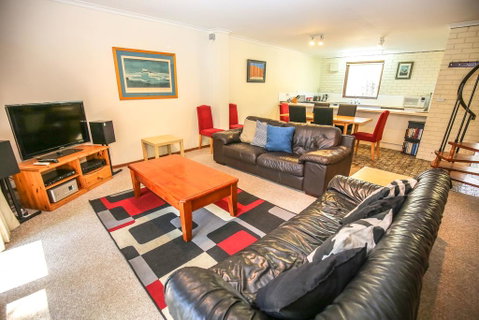 Cedar Holiday Units - Apartment 1 - Maitland Accommodation 1