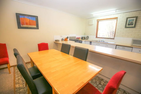 Cedar Holiday Units - Apartment 1 - Maitland Accommodation 3