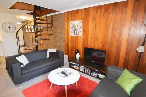 Cedar Holiday Units - Apartment 4 - Maitland Accommodation 1