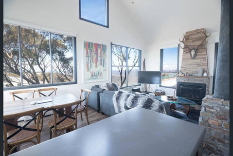 Chalet Deich - Pearse Apt 3 - Ski In Ski Out - Maitland Accommodation 0