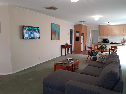Cobram Cottage - Maitland Accommodation 3
