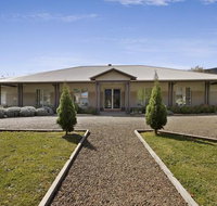 Collins Retreat - 4 Bedroom home with Pool - Maitland Accommodation