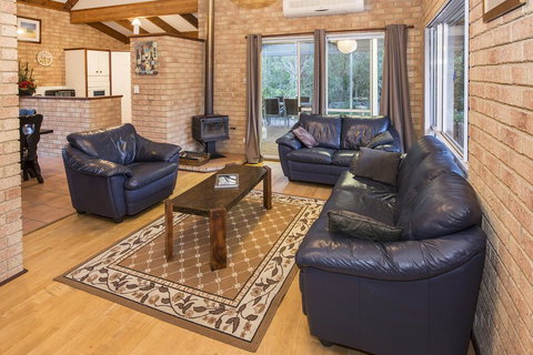 Country Cottage - Maitland Accommodation 3