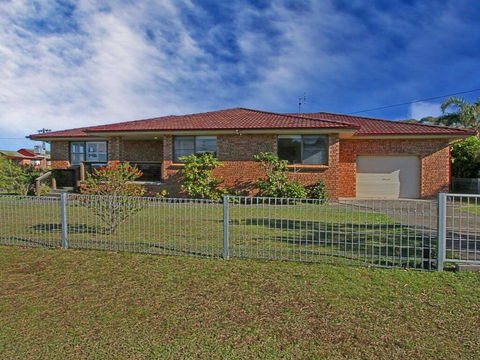 Culburra Getaway - Close To Beach And Lake - Maitland Accommodation 0