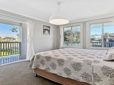 Dayz Dreamin - Pool, Gas Fireplace And Beachfront - Maitland Accommodation 3