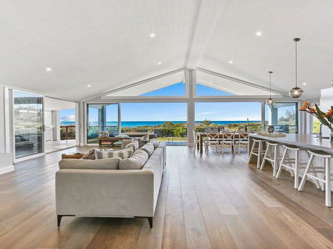 Dayz Dreamin - Pool, Gas Fireplace And Beachfront - Maitland Accommodation 0