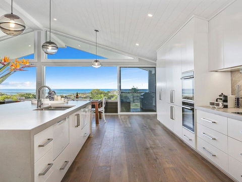 Dayz Dreamin - Pool, Gas Fireplace And Beachfront - Maitland Accommodation 1