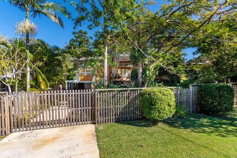 Decked Out For A Fantastic Holiday - (Whole House) Winnett St, Woorim - Maitland Accommodation 2