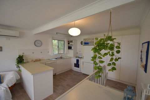 Dolphin Dreaming - 16 Dolphin Avenue - Maitland Accommodation 2
