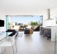Enjoy Leafy Urban Outlooks in Modern Lifestyle Retreat - Maitland Accommodation