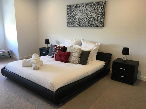 Executive Mansion, Spring Racing, Melbourne Cup - Maitland Accommodation 0