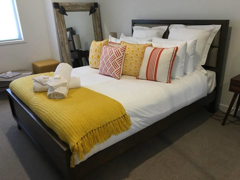 Executive Mansion, Spring Racing, Melbourne Cup - Maitland Accommodation 2