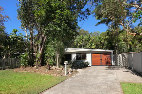 FABULOUS HOLIDAY HIDEAWAY - COOLUM BEACH - Maitland Accommodation 2