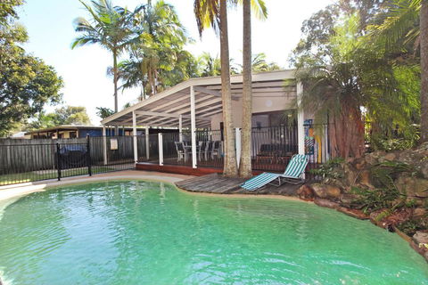 FABULOUS HOLIDAY HIDEAWAY - COOLUM BEACH - Maitland Accommodation 0