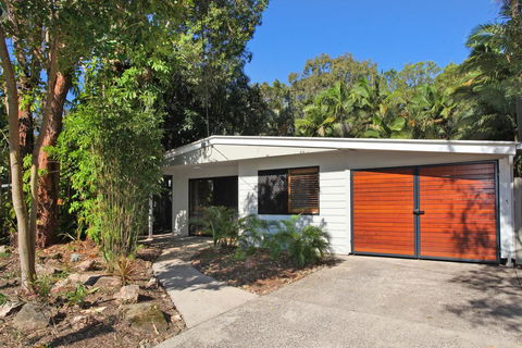 FABULOUS HOLIDAY HIDEAWAY - COOLUM BEACH - Maitland Accommodation 3