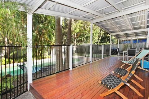 FABULOUS HOLIDAY HIDEAWAY - COOLUM BEACH - Maitland Accommodation 1