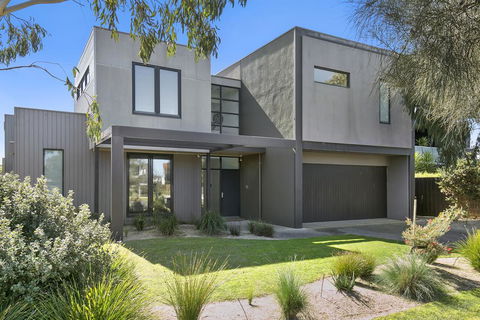 Fabulous Home - Families Only - Maitland Accommodation 1