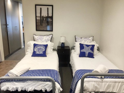 FAMILY ISLAND GETAWAY - BEACHFRONT APARTMENT - Maitland Accommodation 2