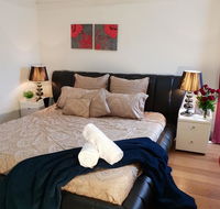 GIRLS ONLY. Large bedroom with KING bed close to everything - Maitland Accommodation