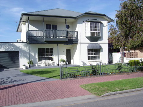 Glenelg Sea-Breeze - Maitland Accommodation 3