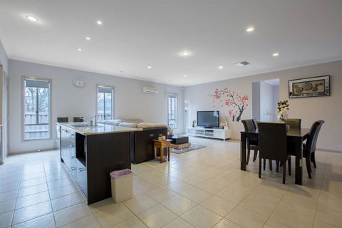 Gorgeous 4BR Home In Point Cook - Maitland Accommodation 3