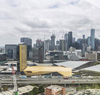 Gravity defyingLight filled apartmentBay to city viewsRooftop deckHot tubNetflix - Maitland Accommodation
