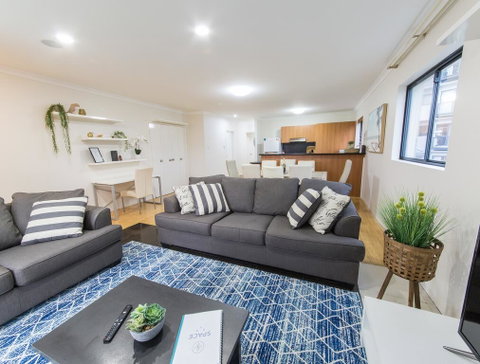 ISOLATION READY!! Super Size Me!! Top Location. Isolation Ready. Sanitised. Free CAT Bus, Pool, Gym And Everything At Your Finge - Maitland Accommodation 1