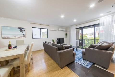 ISOLATION READY!! Super Size Me!! Top Location. Isolation Ready. Sanitised. Free CAT Bus, Pool, Gym And Everything At Your Finge - Maitland Accommodation 0