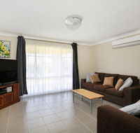 Kingfisher - Pet-Friendly - 10 Mins to Hyams Beach - Maitland Accommodation