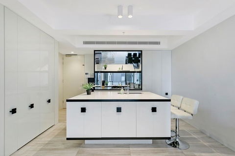 KOZYGURU HAYMARKET SYDNEY CITY VIEW 2 BED STUNNING APT NHA178-1206 - Maitland Accommodation 1