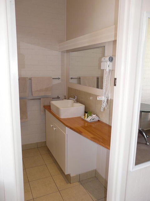 Lake Bolac Motel - Maitland Accommodation 2