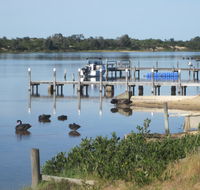Lakes Waterfront Motel and Cottages with King Beds - Maitland Accommodation