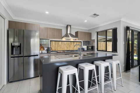 LAVISH BEACH HOUSE ON THE SURF SIDE! - Maitland Accommodation 3