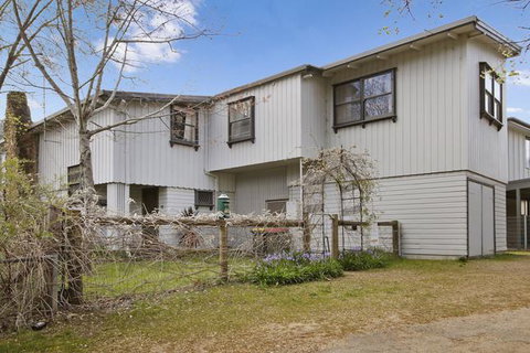 Le Chateau - Centrally Located - Maitland Accommodation 2