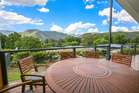 Leader Views - Maitland Accommodation 0