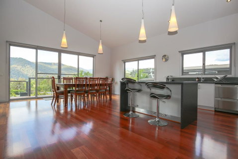 Leader Views - Maitland Accommodation 2