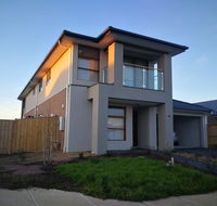 lily family - Maitland Accommodation