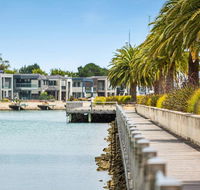 Luxe 101  Martha Cove waterfront luxury on the marina walk to beach - Maitland Accommodation