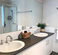 Luxury 4BR Home with KING Bed Lakes Entrance - Maitland Accommodation