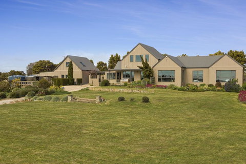 LUXURY WATERFRONT FAMILY HOME-TASMANIA (I)-L'Abode - Maitland Accommodation 3
