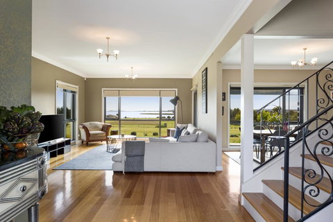 LUXURY WATERFRONT FAMILY HOME-TASMANIA (I)-L'Abode - Maitland Accommodation 0
