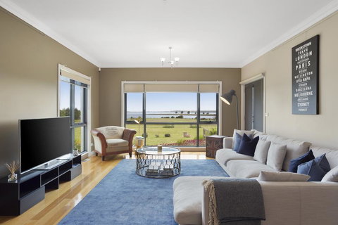 LUXURY WATERFRONT FAMILY HOME-TASMANIA (I)-L'Abode - Maitland Accommodation 1