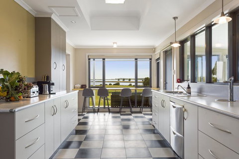 LUXURY WATERFRONT FAMILY HOME-TASMANIA (I)-L'Abode - Maitland Accommodation 2