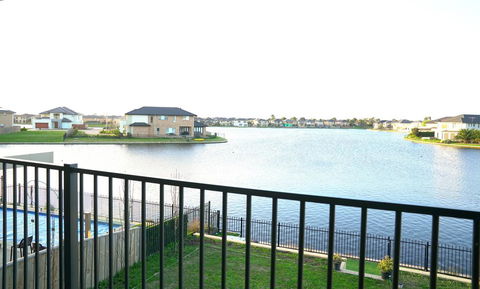 Luxury Waterfront Villa In Sanctuary Lakes - Maitland Accommodation 2