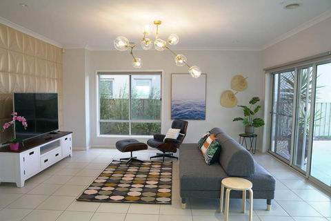 Luxury Waterfront Villa In Sanctuary Lakes - Maitland Accommodation 0