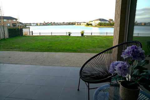 Luxury Waterfront Villa In Sanctuary Lakes - Maitland Accommodation 1