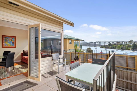 Manfield City Waterfront View Cottage - Maitland Accommodation 1