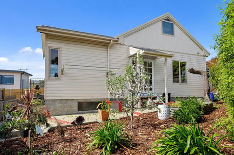 Manfield City Waterfront View Cottage - Maitland Accommodation 2