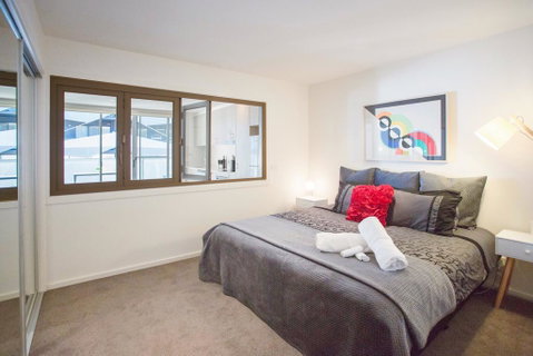 Modern Executive Apartment @ Braddon, 1BR, Wine, Wifi, Secure Parking, Canberra - Maitland Accommodation 2